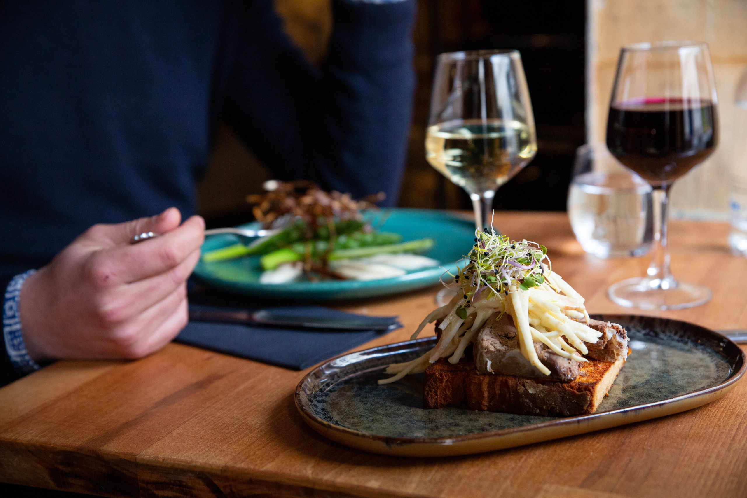 Photo montrant un client manger les plats emblématique de notre Bistrot à Paris